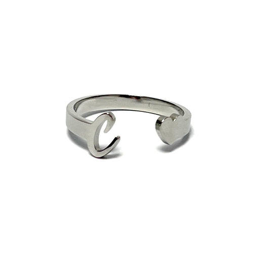 Anillo de acero ajustable con letra C y corazón