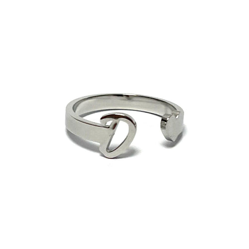 Anillo de acero ajustable con letra D y corazón