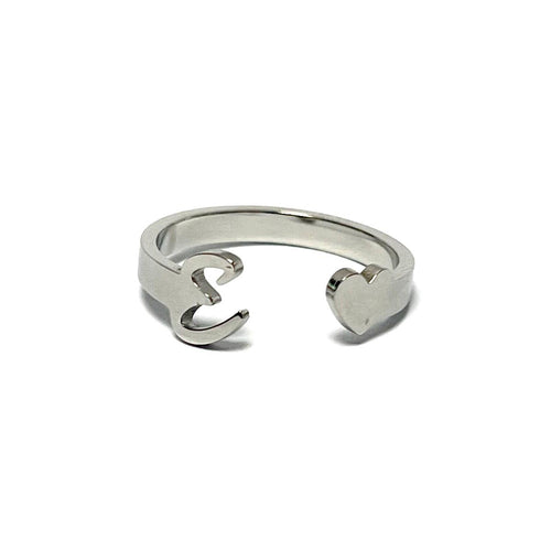 Anillo de acero ajustable con letra E y corazón
