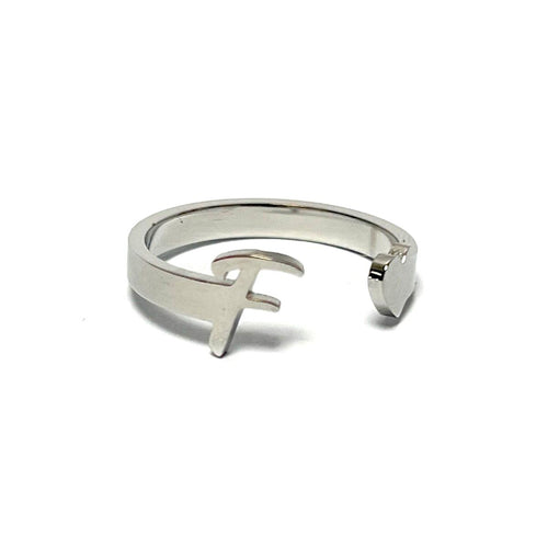 Anillo de acero ajustable con letra F y corazón
