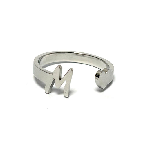 Anillo de acero ajustable con letra M y corazón