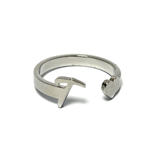 Anillo de acero ajustable con letra T y corazón