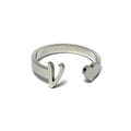 Anillo acero letra - V