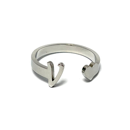 Anillo de acero ajustable con letra V y corazón