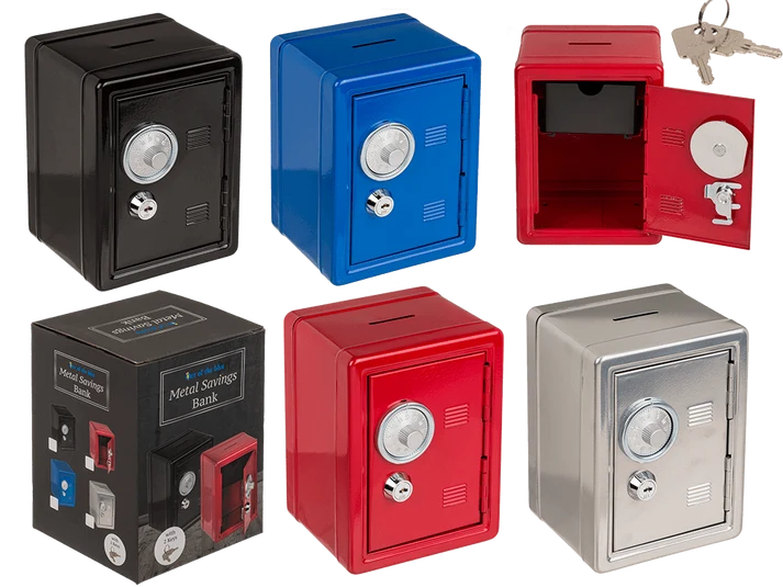 Hucha metálica con forma de caja fuerte en colores negro, rojo, azul y plata; vista general y embalaje
