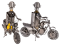 Portabotellas metálico decorativo Motero II con motorista sobre moto; botella ilustrativa no incluida