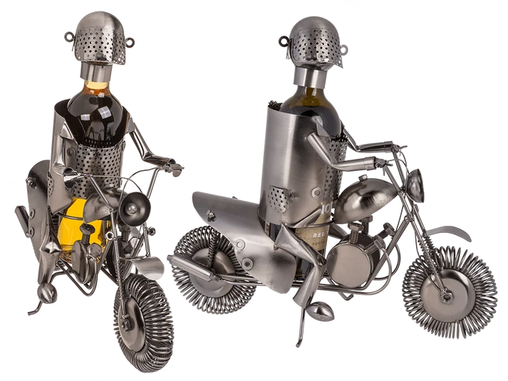 Portabotellas metálico decorativo Motero II con motorista sobre moto; botella ilustrativa no incluida