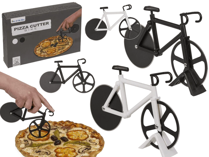 Cortapizzas bicicleta en blanco y negro y fotografía de uso cortando pizza