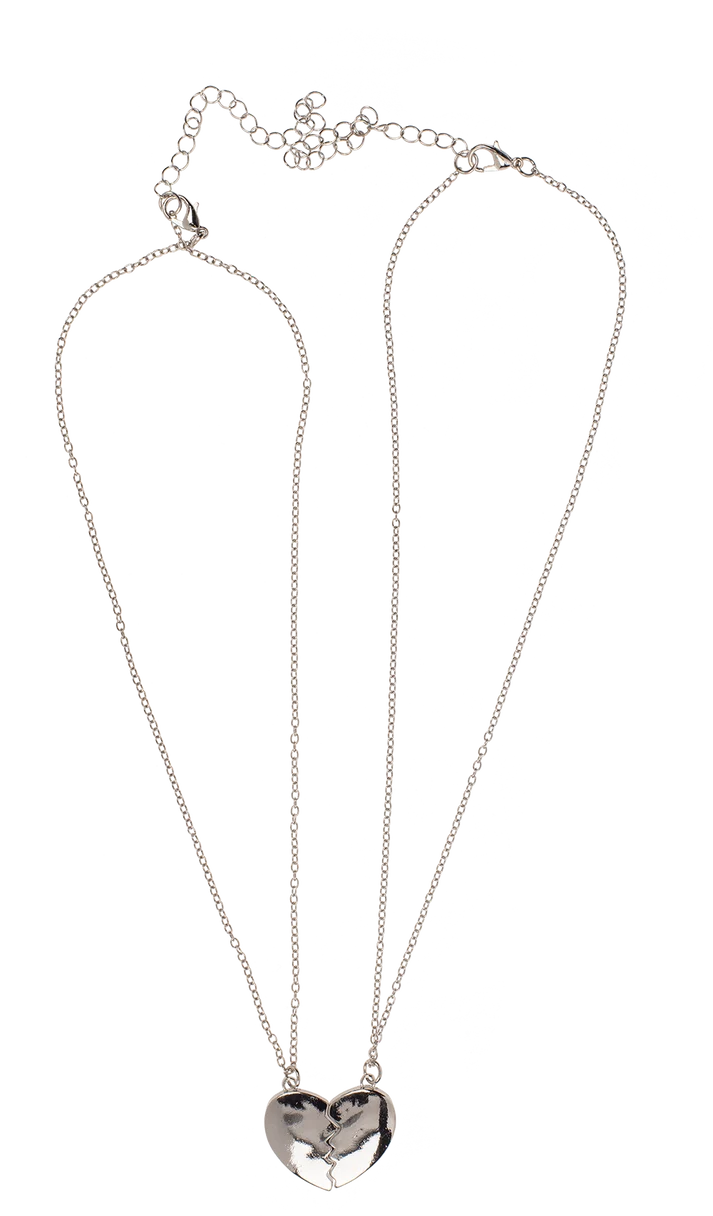 Dos cadenas con colgantes de medio corazón que se unen para formar un corazón completo