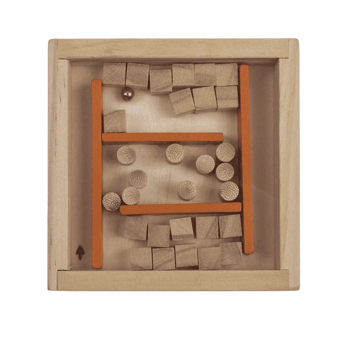 Laberinto de madera con obstáculos de color naranja