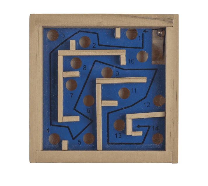 Laberinto de madera azul con circuito numerado