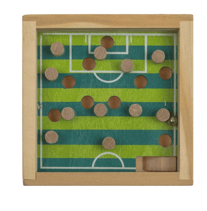 Laberinto de madera con diseño de campo de fútbol verde
