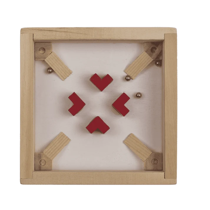 Laberinto de madera con base blanca y flechas rojas