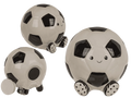 Hucha balón de fútbol de cerámica blanca y negra con rostro sonriente, ranura y tapón inferior