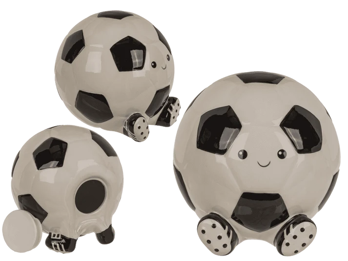 Hucha balón de fútbol de cerámica blanca y negra con rostro sonriente, ranura y tapón inferior