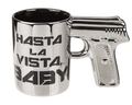 Taza de gres plateada de 350 ml con mensaje Hasta la vista baby y asa decorativa con forma de pistola