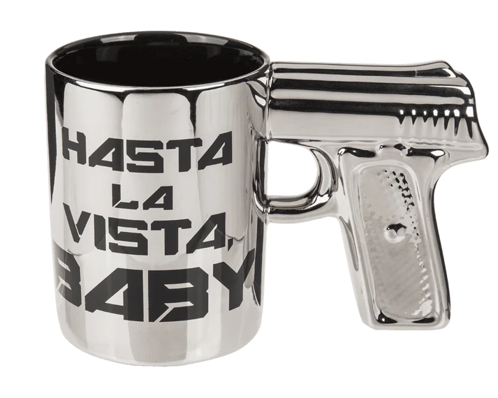 Taza de gres plateada de 350 ml con mensaje Hasta la vista baby y asa decorativa con forma de pistola