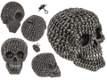 Hucha de poliresina con forma de calavera plateada y pequeñas calaveras en relieve, cerradura y llave