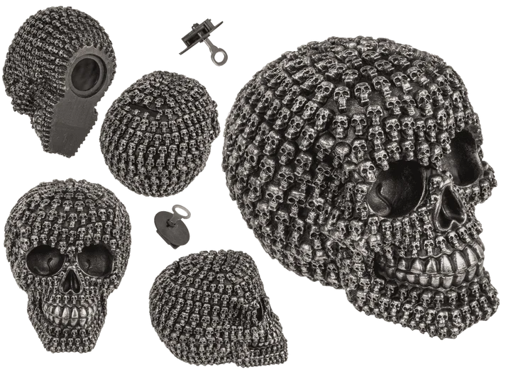 Hucha de poliresina con forma de calavera plateada y pequeñas calaveras en relieve, cerradura y llave