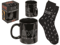 Set de regalo AC/DC Back in Black con taza negra de 315 ml, calcetines de talla 41-45 y caja con ventana
