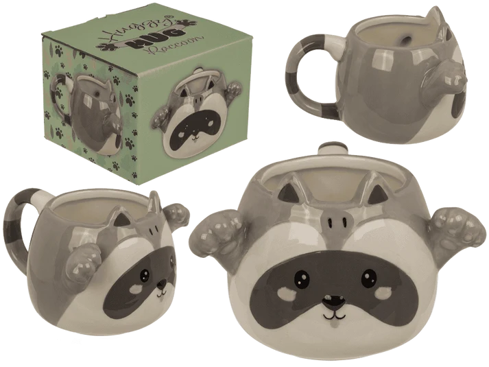 Taza Huggy Mug Mapache de dolomita 450 ml, con diseño gris y blanco de mapache, patitas en relieve y caja de regalo