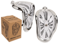 Reloj Melting Time de plástico plateado con forma derretida y números romanos, 18 × 13 cm, con caja regalo