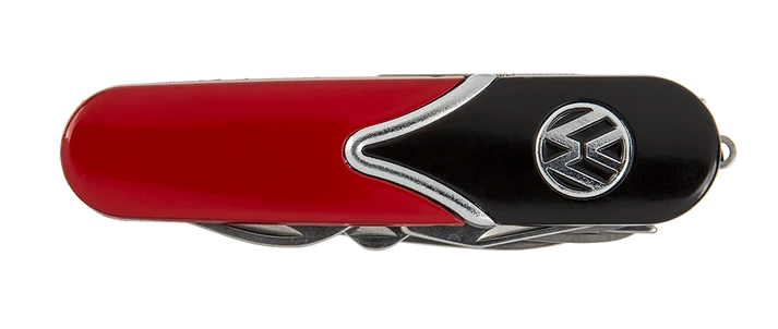 Navaja multiusos de metal Volkswagen con mango rojo y negro, vista cerrada