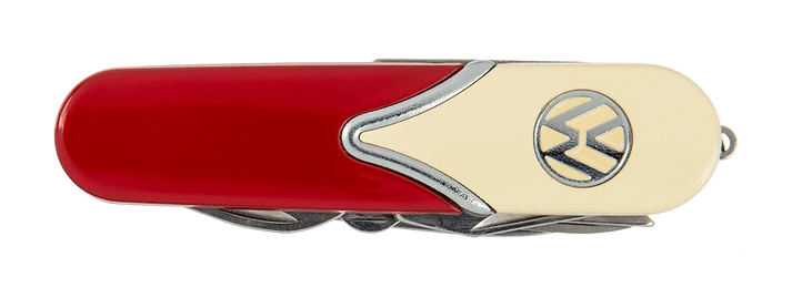 Navaja multiusos de metal Volkswagen con mango rojo y crema, vista cerrada