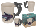 Taza original de tiburón con ilustración marina y asa tridimensional de tiburón gris, presentada con caja