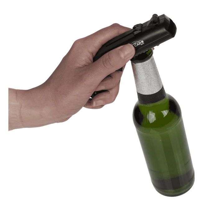 Abrebotellas Bottle Cap Gun abriendo una botella