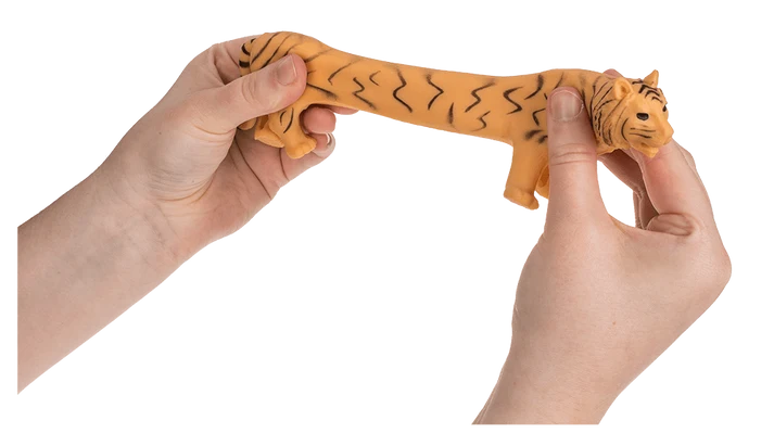 Tigre de juguete estirado entre dos manos