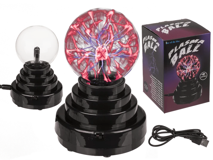 Bola de plasma eléctrica con rayos luminosos sobre base negra y cable USB