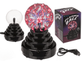 Bola de plasma eléctrica con rayos luminosos sobre base negra y cable USB
