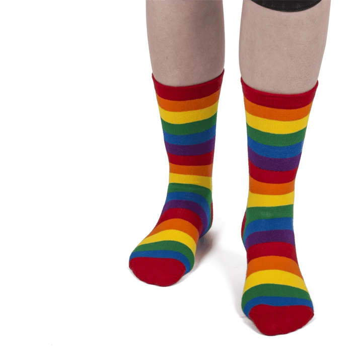 Calcetines arcoíris puestos