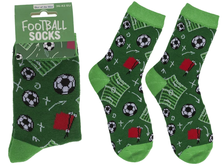 Par de calcetines de fútbol verdes con estampado de balones, campos y tarjetas rojas