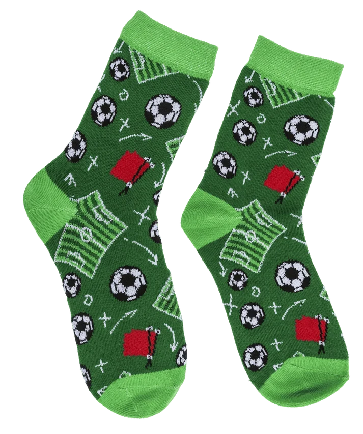 Calcetines de fútbol verdes con balones y tarjetas rojas, junto a su presentación