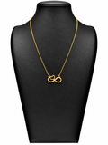 Collar Alba dorado con símbolo de infinito y corazón integrado sobre busto negro