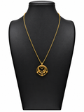 Collar Astra dorado de mujer con colgante de aros circulares superpuestos y pequeñas bolas doradas sobre busto negro y fondo blanco