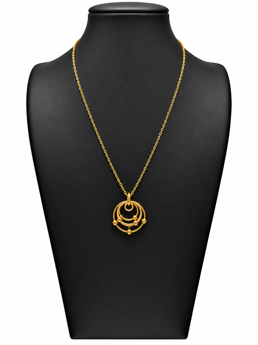 Collar Astra dorado de mujer con colgante de aros circulares superpuestos y pequeñas bolas doradas sobre busto negro y fondo blanco