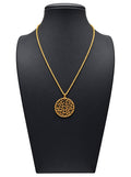 Collar dorado de mujer con medallón circular de filigrana floral calada sobre busto negro y fondo blanco