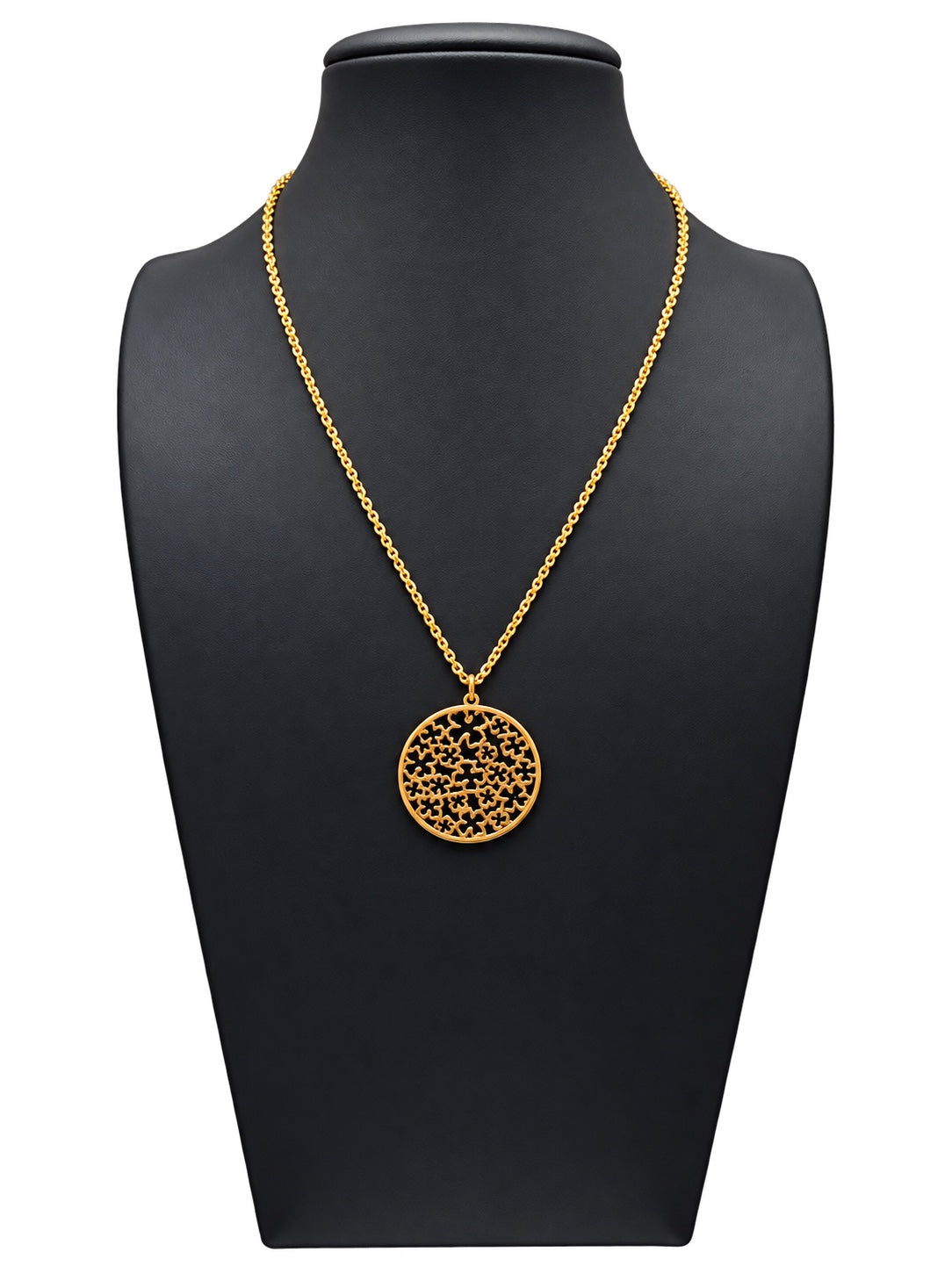 Collar dorado de mujer con medallón circular de filigrana floral calada sobre busto negro y fondo blanco