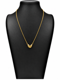 Collar Celeste dorado con dos hojas pequeñas unidas en V sobre busto negro