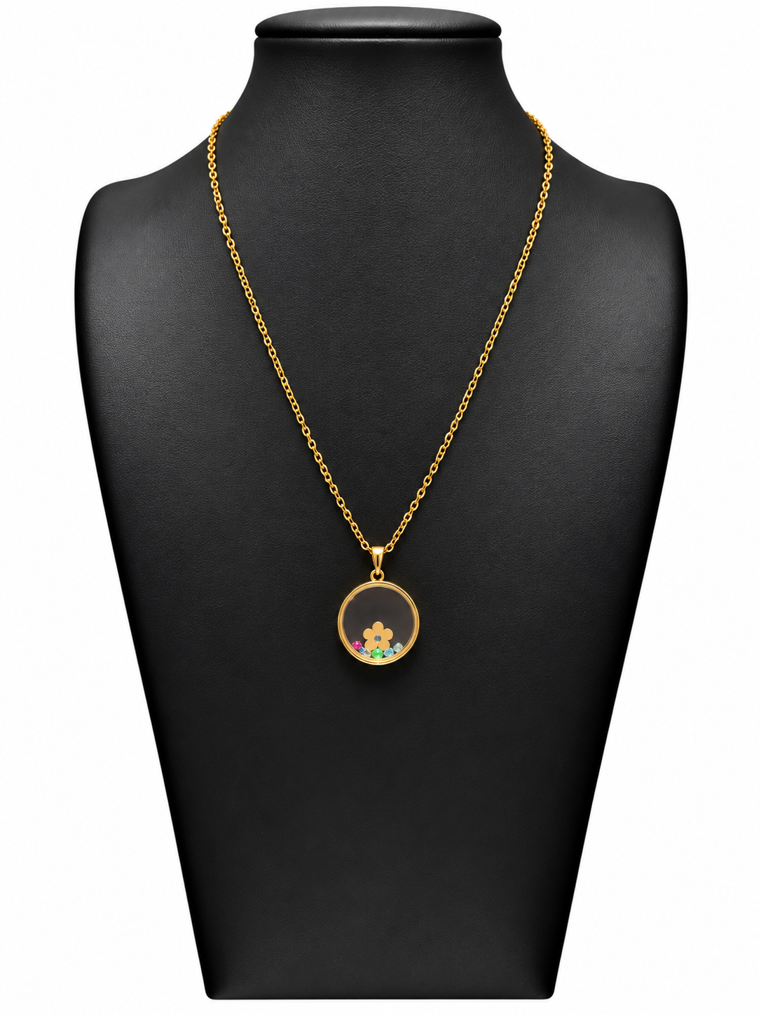 Collar Dalia dorado de mujer con medallón circular transparente, flor dorada y detalles de colores sobre expositor negro y fondo blanco