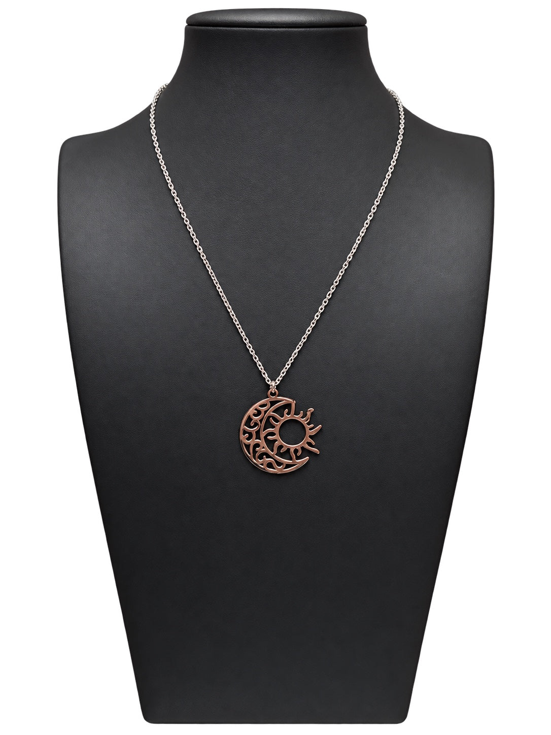 Collar Eclipse con cadena plateada y colgante de luna y sol en tono cobrizo sobre busto negro y fondo blanco