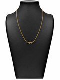 Collar Estela dorado con dos ondas centrales sobre busto negro y fondo blanco