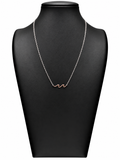 Collar Lyra con cadena plateada y doble onda rosada sobre busto negro y fondo blanco