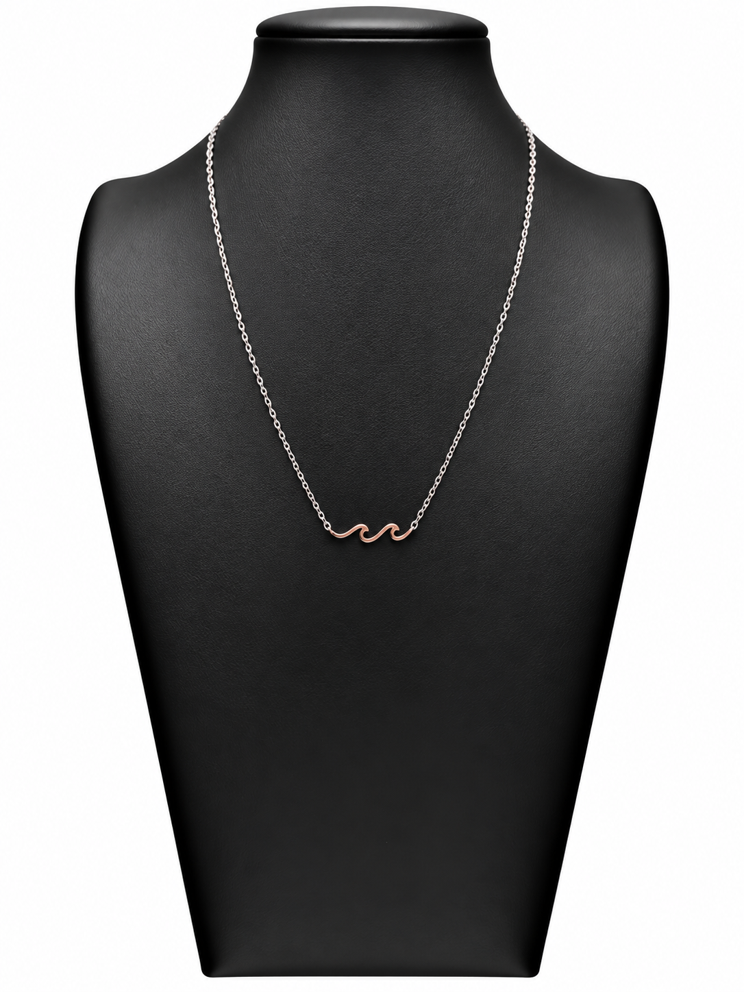 Collar Lyra con cadena plateada y doble onda rosada sobre busto negro y fondo blanco