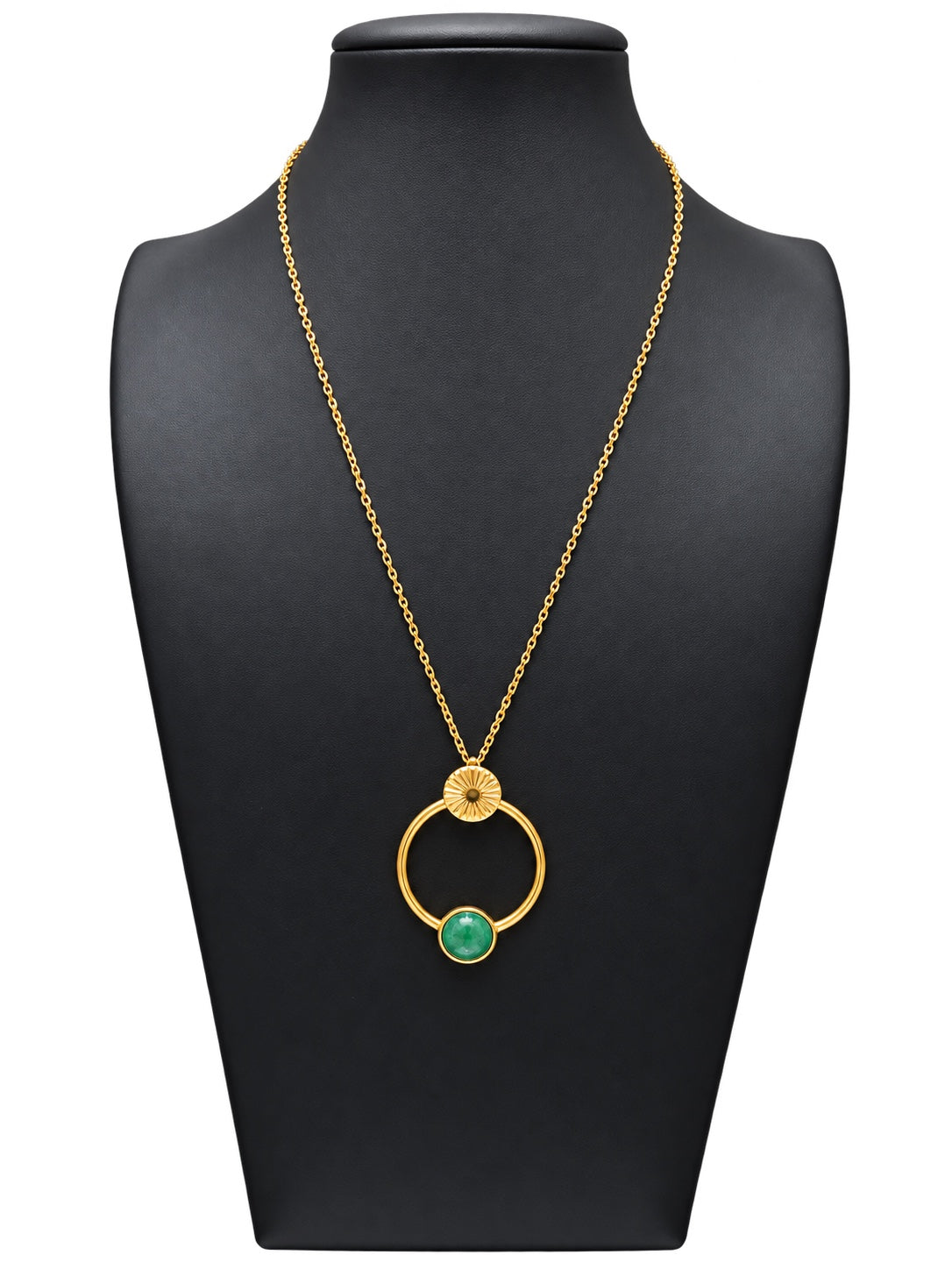 Collar dorado de mujer con aro circular, detalle floral superior y pieza verde redonda en la parte inferior sobre expositor negro y fondo blanco