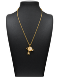 Collar Nova dorado con colgante de planeta de anillos, luna y estrella colgante, sobre expositor negro
