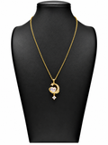 Collar Selene dorado con colgante de luna creciente, corazón brillante y pequeño cristal colgante, sobre busto negro con fondo blanco